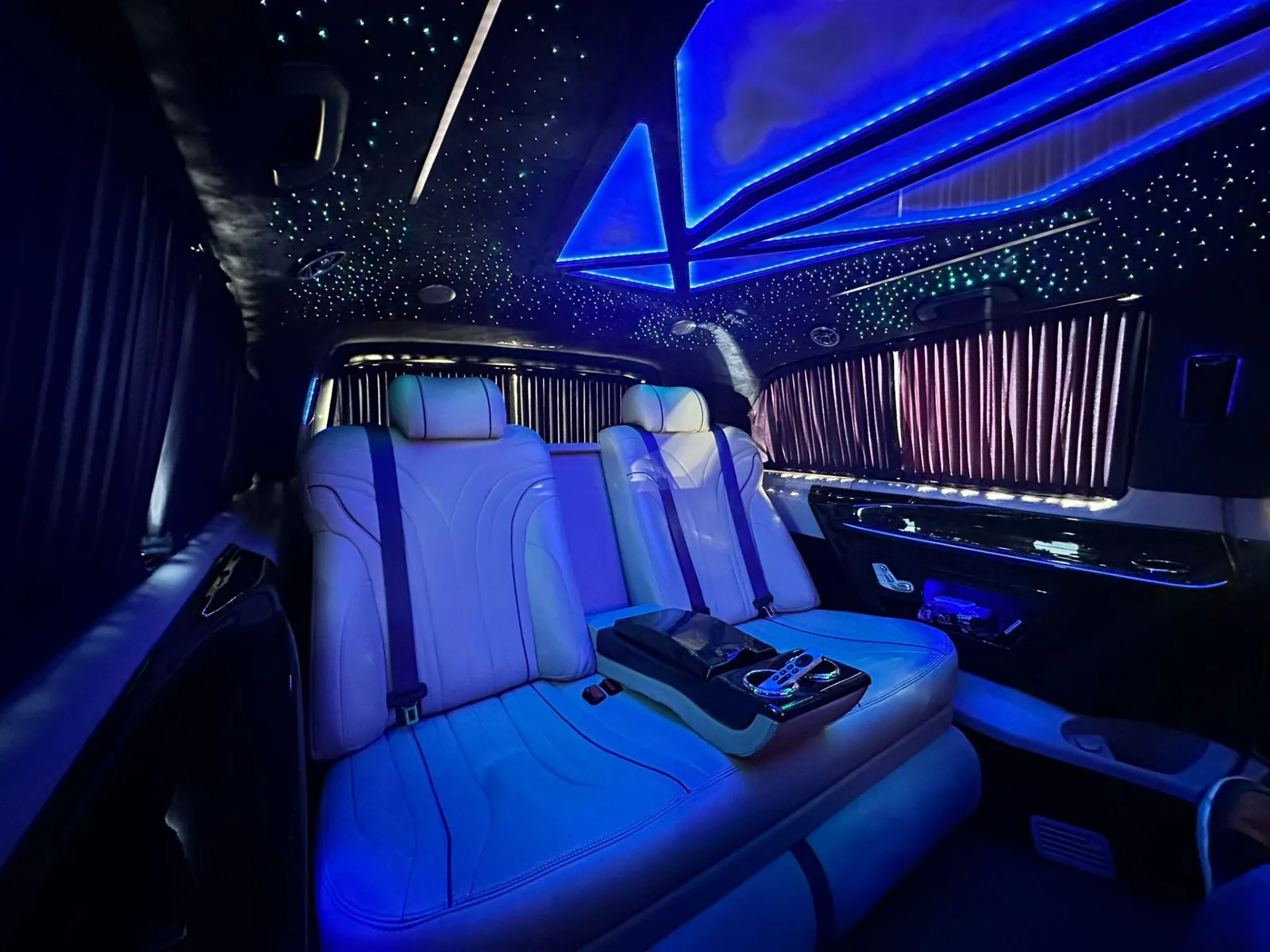 Flughafen Istanbul (IST) nach Nişantaşı Privattransfer — Innenraum eines Rodvigo Mercedes-Benz Vito VIP-Vans mit Ledersitzen